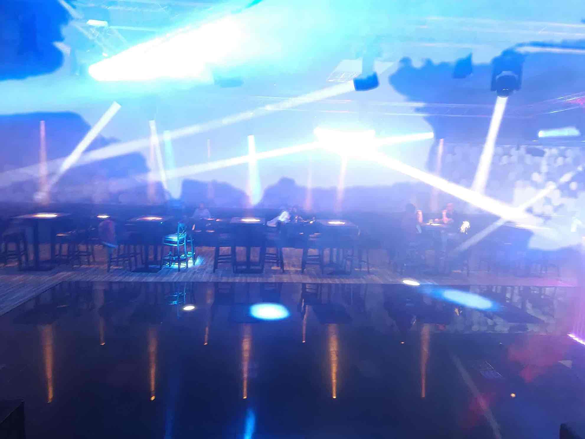 Osvetlenie na verejnom večierku modré hlavice dj freezer
