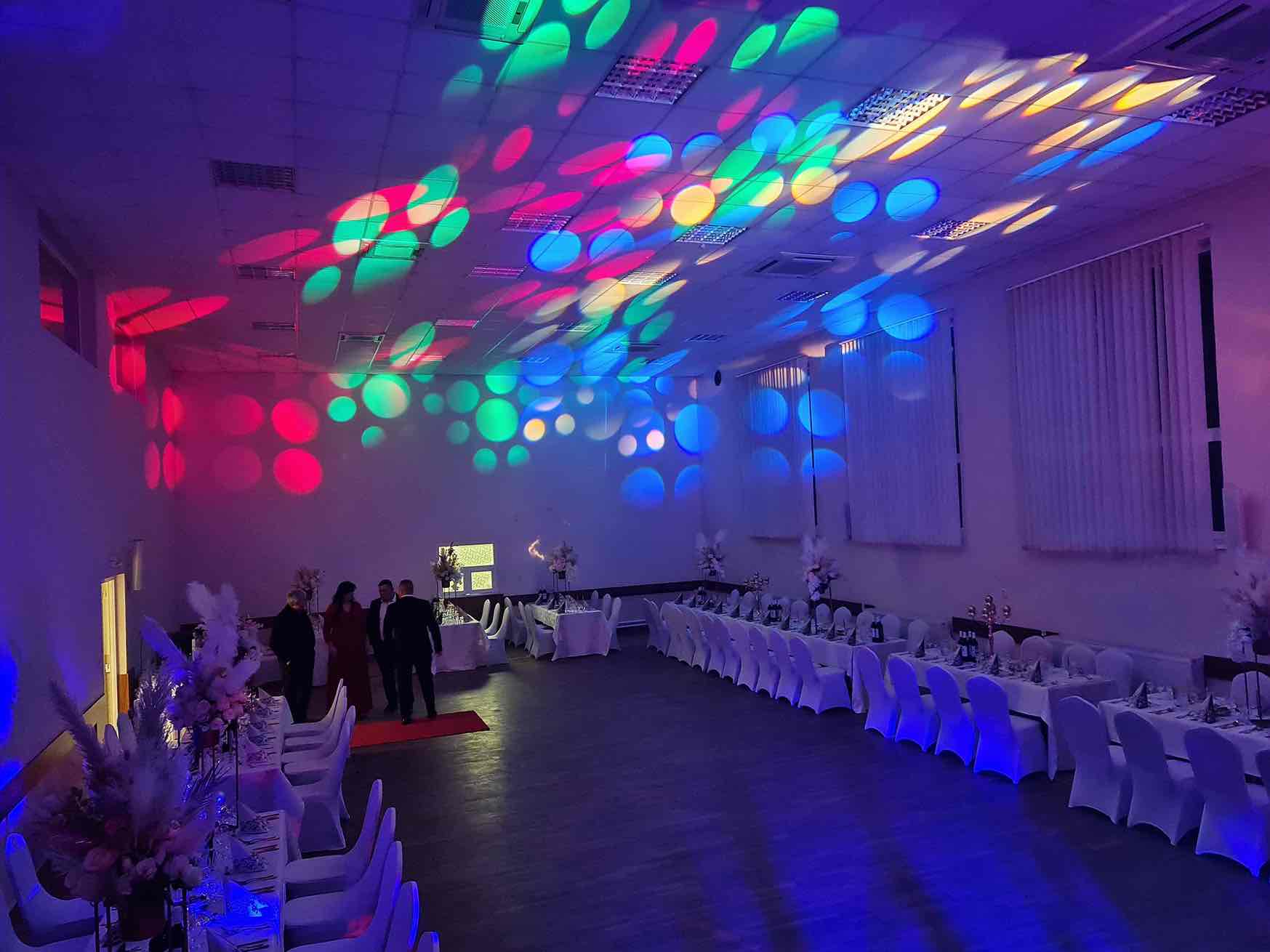 Stužková slávnosť nasvietenie sály s rôznofarebnými svetlami dj freezer