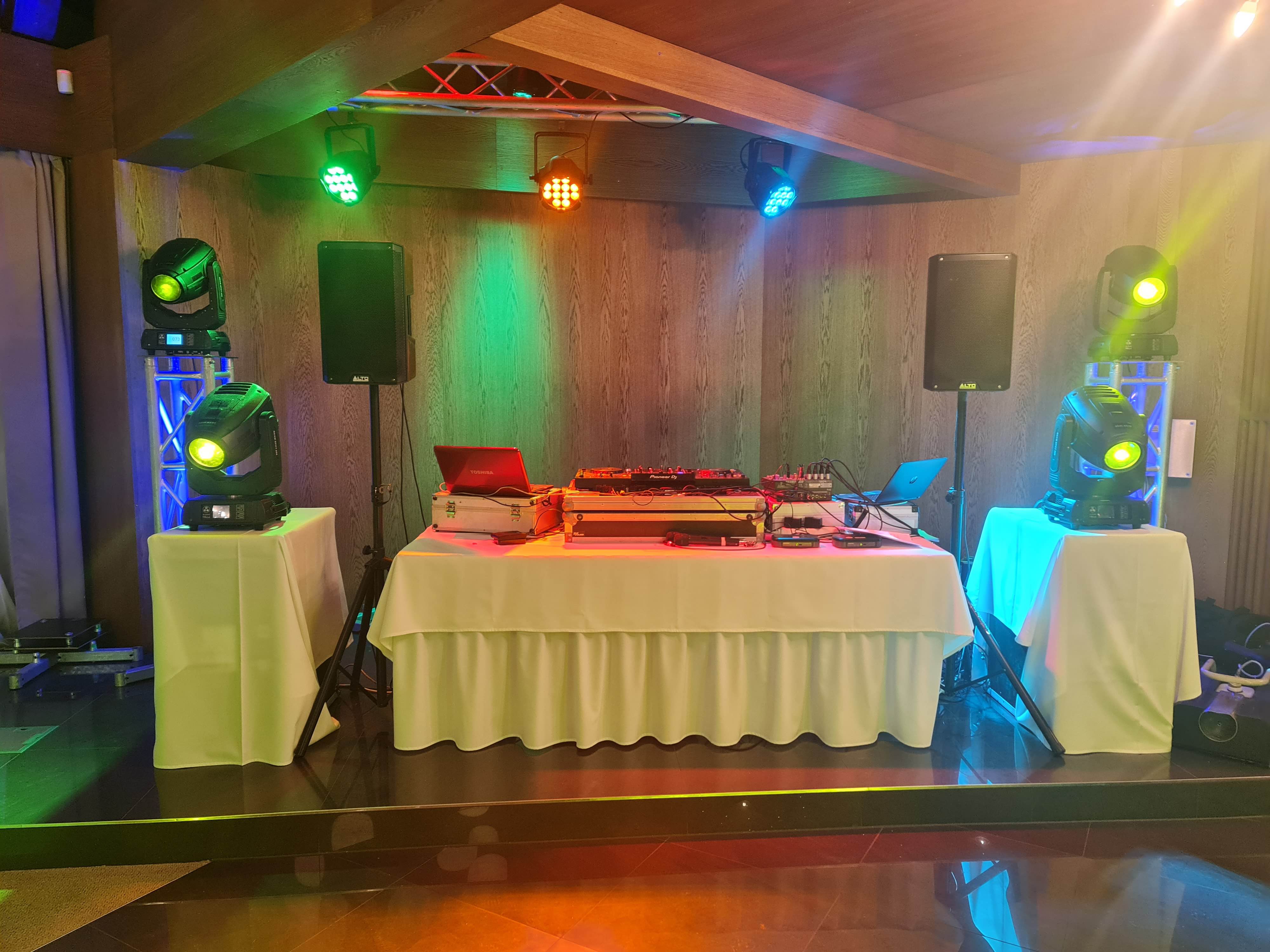 Djsky pult na súkromnom večierku viacfarebné nasvietenie dj freezer