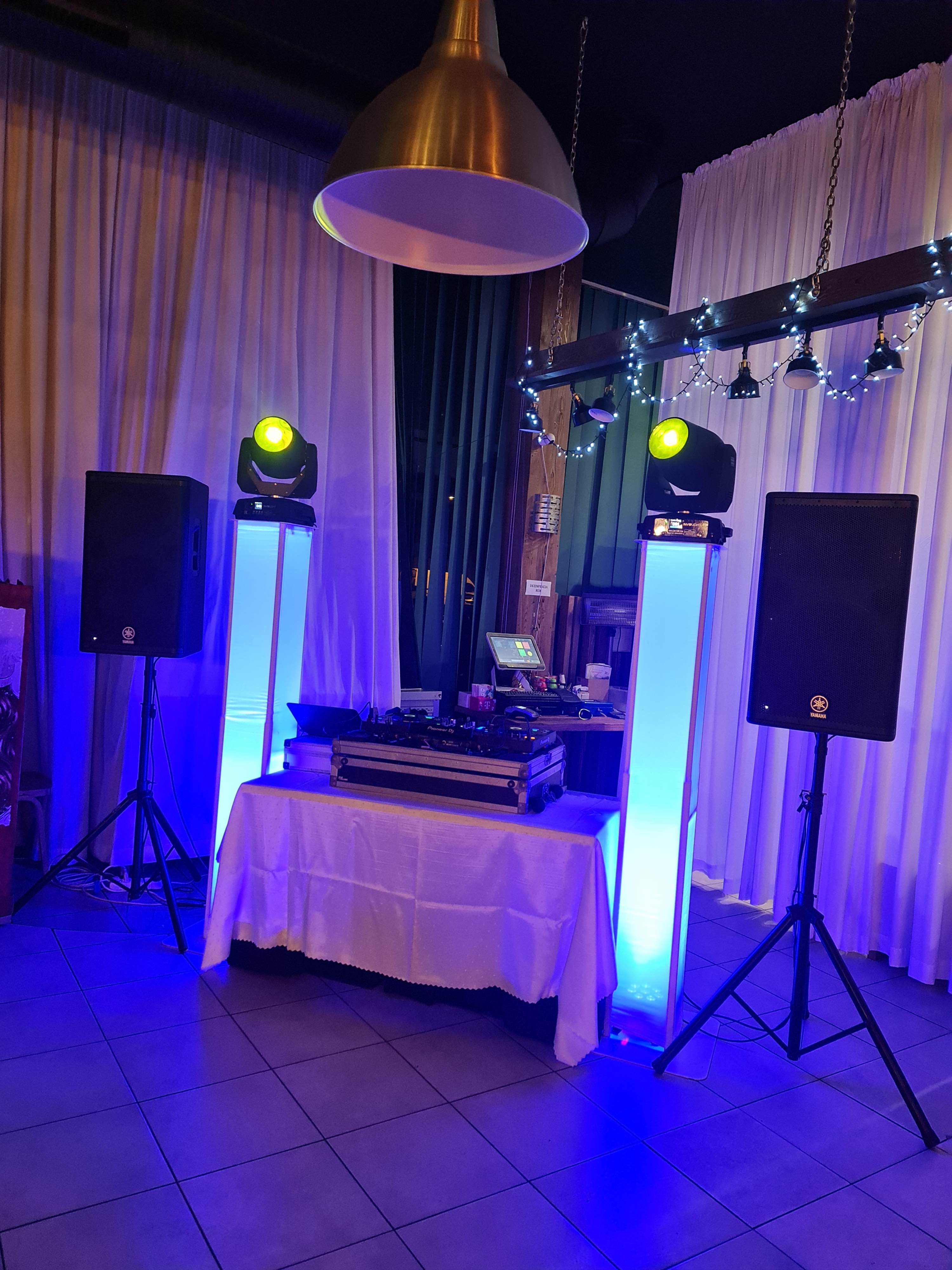 Djsky pult na firemnnom evente s modrým nasvietením dj freezer